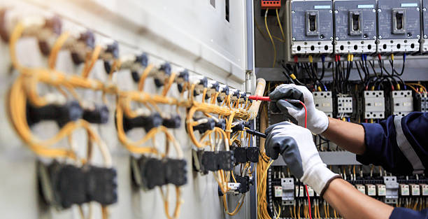 Professional Electrician technician working in Hamilton County County, FL